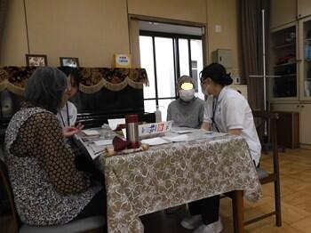 4人で談話.JPG